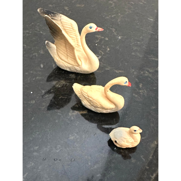 Vintage Miniature Celluloid Family of 3 Swans Set-Rare! - Picture 3 of 7